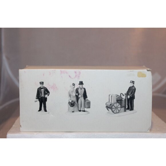 Dept 56 Heritage Village - Holiday Travelers - Picture 7 of 7